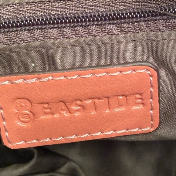 EASTSIDE VEGAN LEATHER CROSSBODY BAG IN ROSE COLOUR WITH HANDLE AND STRAP - Picture 13 of 16